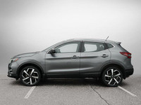 This Nissan Qashqai boasts a Regular Unleaded I-4 2.0 L/122 engine powering this Variable transmissi... (image 7)