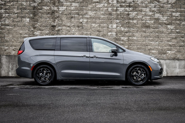 2022 Chrysler Pacifica Hybrid Limited • SUNROOF • NAV • COOLED L in Cars & Trucks in Cornwall - Image 2