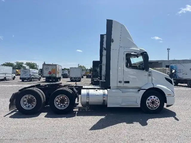 2020 Volvo VNR64300 in Heavy Trucks in Mississauga / Peel Region - Image 9