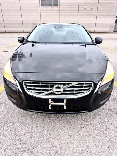 This Volvo S60 T5 equipped with, Traction Control, Dynamic Stability Control, ABS, Anti-Theft System...