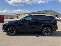 Sunroof, Power Driver's Seat, Leather Seats, Lane Departure, Hitch Receiver, Heated Steering Wheel,... (image 9)