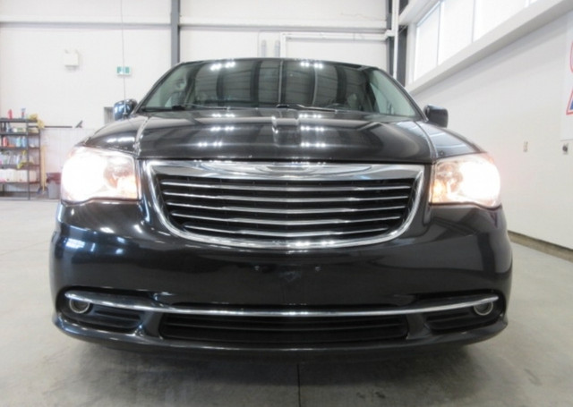 2015 Chrysler Town & Country Touring in Cars & Trucks in Ottawa - Image 2