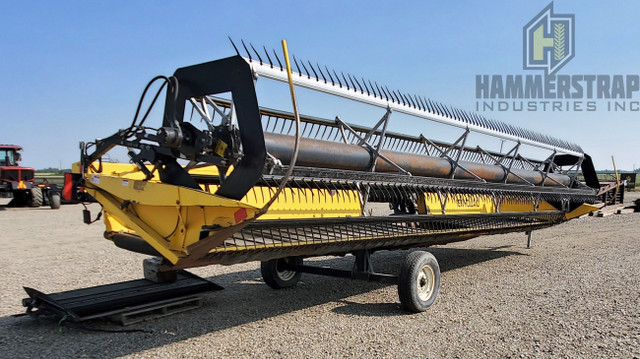 NEW HOLLAND 94C 30 Ft Draper Header fits CNH in Farming Equipment in Edmonton - Image 3
