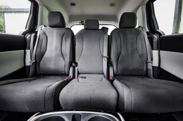 2022 Kia Carnival LX • HEATED SEATS • POWER LIFTGATE • CP/AA in Cars & Trucks in Cornwall - Image 30