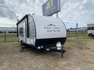 Della Terra DET160RBSLE- This cozy trailer features the highly sought after, walk around bed! This v...