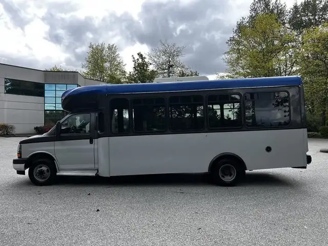 2019 chevrolet Express G4500 21 Passenger Bus With Wheelchair Ac in Heavy Trucks in Richmond - Image 7