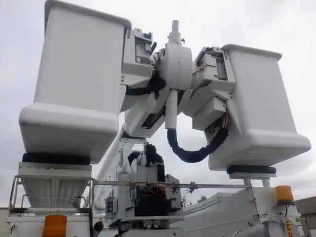 2009 international 7400 Workstar Bucket Truck With Air Brakes Di in Heavy Trucks in Richmond - Image 20