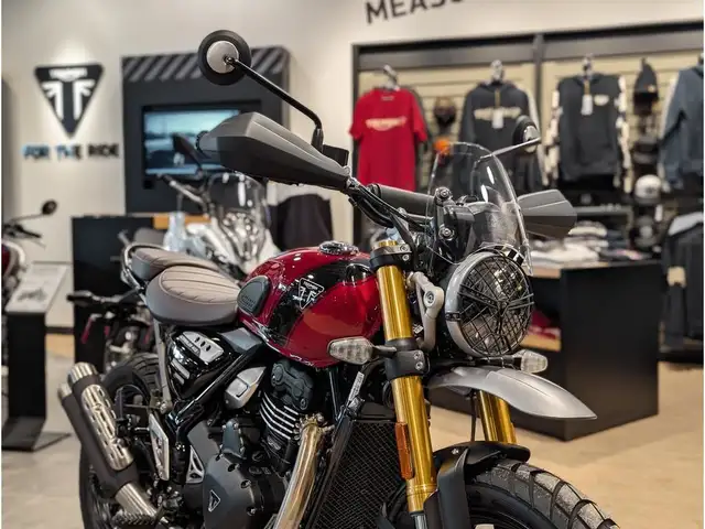 2025 Triumph Scrambler 400 X // Carnival Red/Phantom Black w/ Wi in Dirt Bikes & Motocross in Winnipeg - Image 4