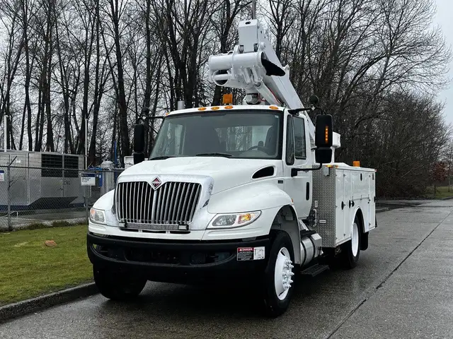 2013 International DuraStar MA025 Altec Bucket Service Truck in Heavy Trucks in Delta/Surrey/Langley - Image 5