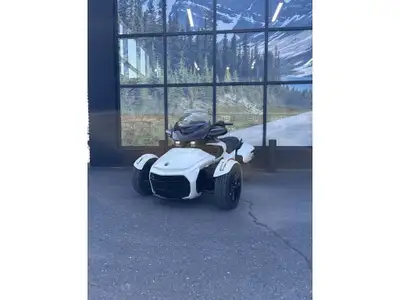 2024 Can-Am Spyder F3-T Spyder F3-T 2024 avec seulement 1 157 kilomètres super propre. Garantie jusq...
