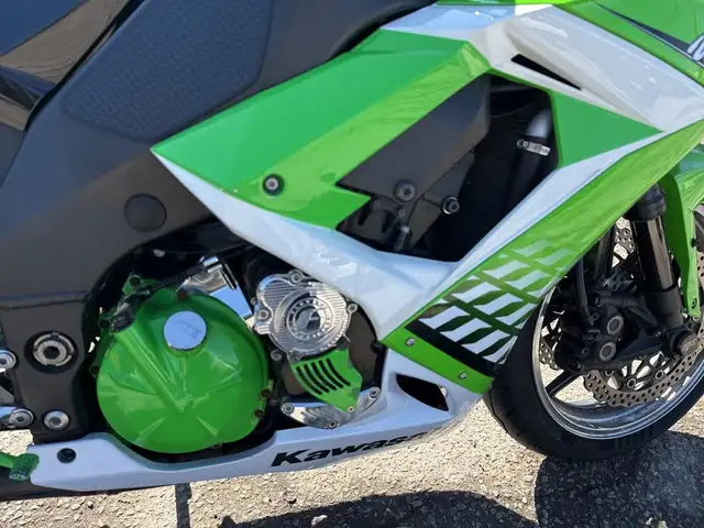 2010 Kawasaki Ninja ZX-10R ~ NINJA ZX10R ~ LOW KMS ~ ROCKET ~ CO in Sport Bikes in City of Toronto - Image 27