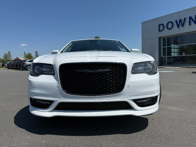 2022 Chrysler 300 300 Touring L 3.6L PENTASTAR VVT V6 AWD 8-Spee in Cars & Trucks in Saint John - Image 2