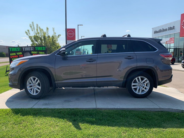 2016 Toyota Highlander LE in Cars & Trucks in Medicine Hat - Image 2