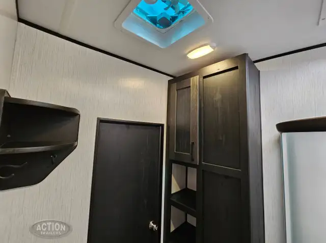 TOY HAULER CLEARANCE -STYKER 3414 W/REAR PATIO DECK UNDER COST in RVs & Motorhomes in London - Image 22