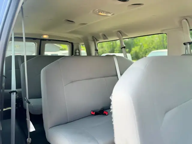 2014 Ford Econoline Wagon 15 Passenger in Cars & Trucks in Oakville / Halton Region - Image 17