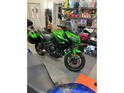 . 2019 Kawasaki VERSYS 650 LT KAWASAKI VERSYS 650 LT 2019 13000KM C-1750 PARE-BRISE VALISE Véritable...