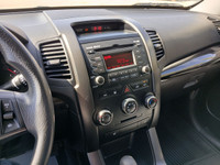Reliable and ready for all seasons, this AWD Sorento handles anything you can throw at it! With only... (image 5)