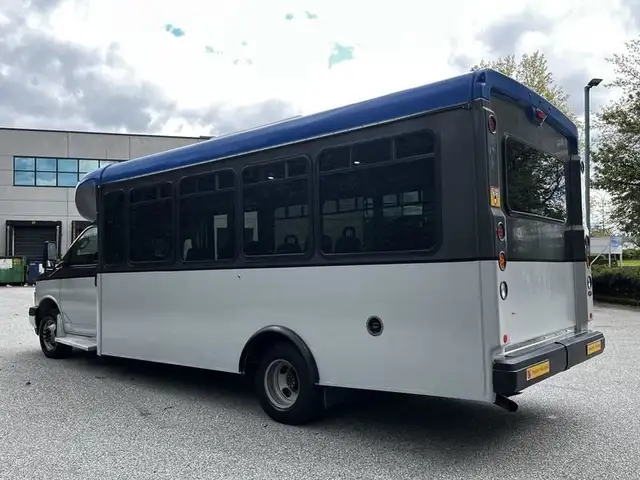 2019 chevrolet Express G4500 21 Passenger Bus With Wheelchair Ac in Heavy Trucks in Richmond - Image 8