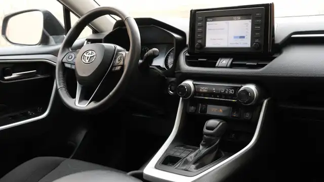 2021 Toyota RAV4 XLE | SUNROOF | ROOF RACK in Cars & Trucks in Mississauga / Peel Region - Image 10