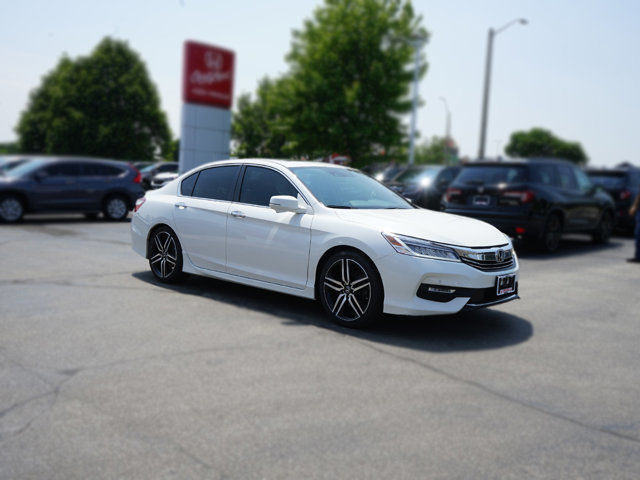 2017 Honda Accord Sedan Touring | 1 Owner | No Accidents in Cars & Trucks in Hamilton - Image 3