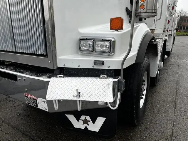 2011 western-star-trucks 4900 Twin Steer DD15 Altec AH85A Bucket in Heavy Trucks in Richmond - Image 11