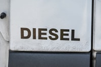 Options: Paroi de séparation intégrale Rétroviseurs extérieurs rabattables électriquement Avertisseu... (image 9)