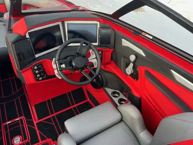 2023 Centurion Ri245 in Powerboats & Motorboats in Kelowna - Image 11