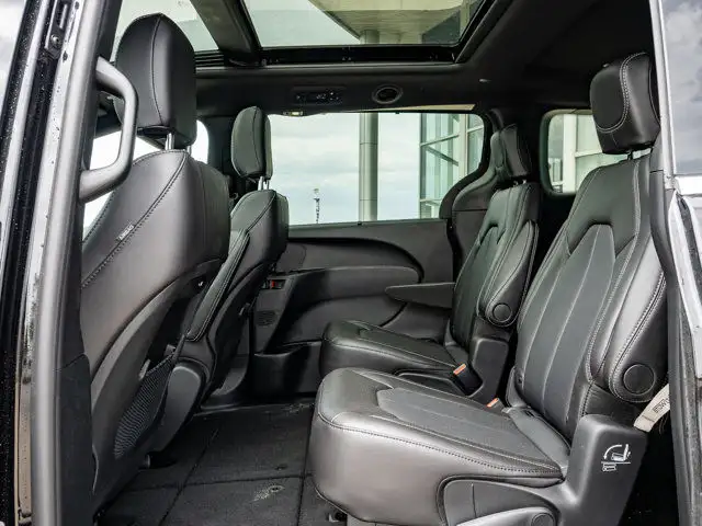 2025 Chrysler Pacifica Select in Cars & Trucks in Barrie - Image 16