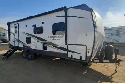 This travel trailer has everything you need and is still under 30'! This unit offers a walk around 6...