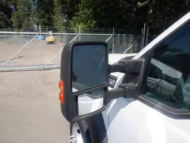 2012 ford F-550 Cube Van Crew Cab Dually 4WD in Heavy Trucks in Richmond - Image 13