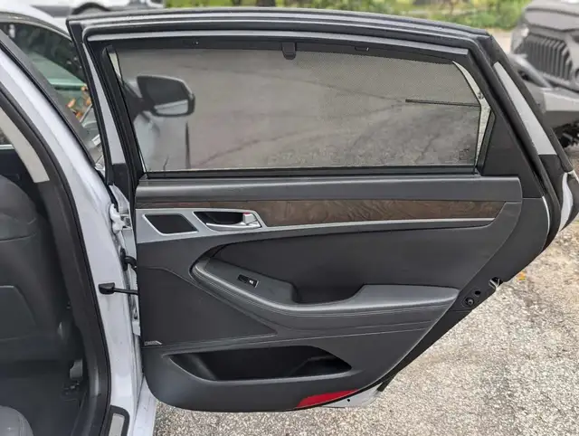 2015 Hyundai Genesis Ultimate dans Autos et camions dans London - Image 21