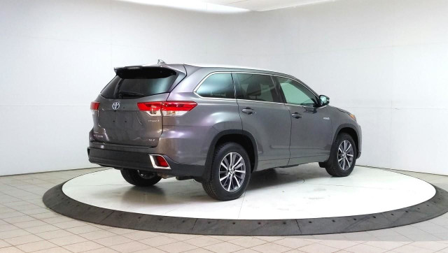2017 Toyota Highlander Hybrid XLE in Cars & Trucks in Lethbridge - Image 4
