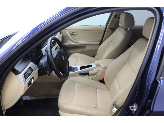 2011 BMW 3 Series 323i 2.5L RWD, CUIR, SIEGES CHAUFFANTS, A/C AR in Cars & Trucks in Longueuil / South Shore - Image 2