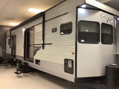 Georgian Bay GB 35 FK Park model trailer with va-5-floorplan slide out. Use the patio doors to enter...