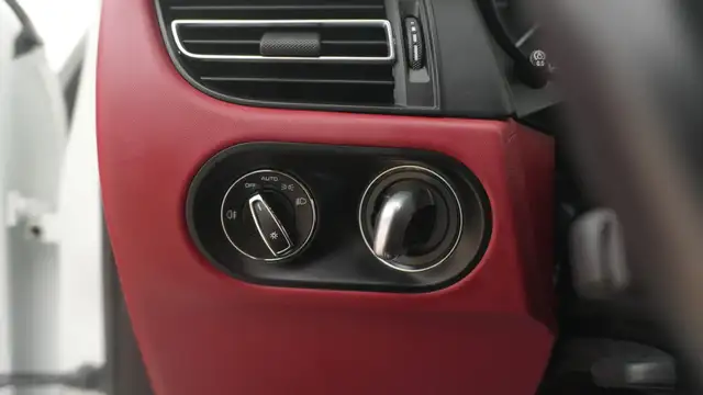 2022 Porsche Macan Base, Sunroof, Navigation, Red Interior, Navi in Cars & Trucks in Oakville / Halton Region - Image 16