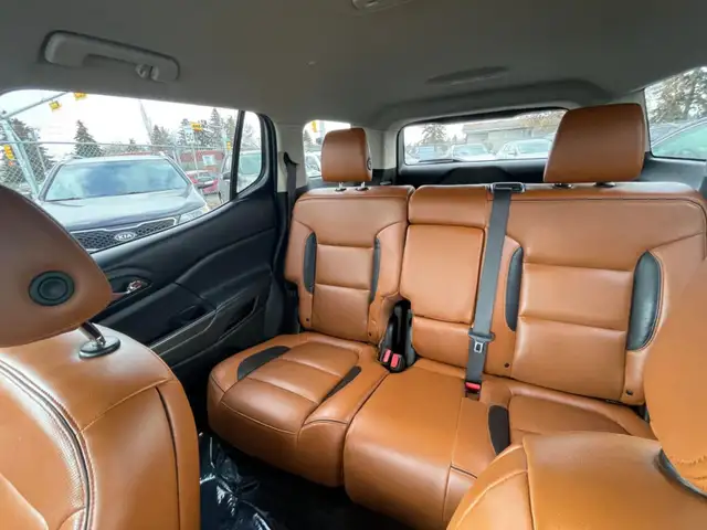 2017 GMC Acadia SLT in Cars & Trucks in Calgary - Image 12