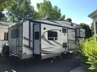 2016 FIFTH WHEEL FOREST RIVER ROCKWOOD SIGNATURE 28,5 PIED