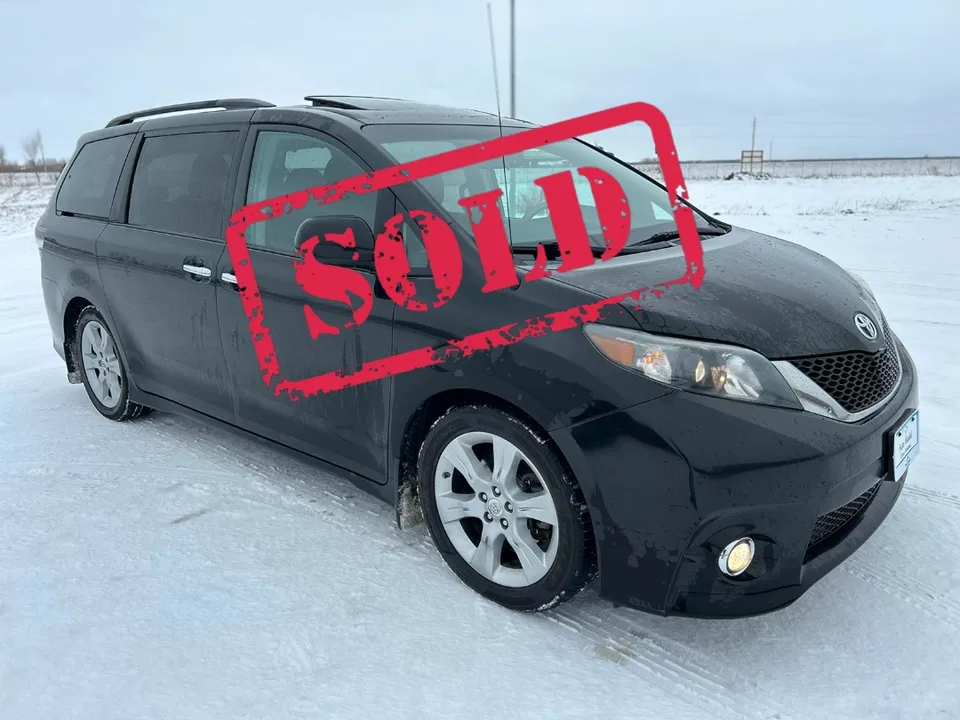 2013 Toyota Sienna SE /BACK UP CAM/CLEAN TITLE/ Local In Black