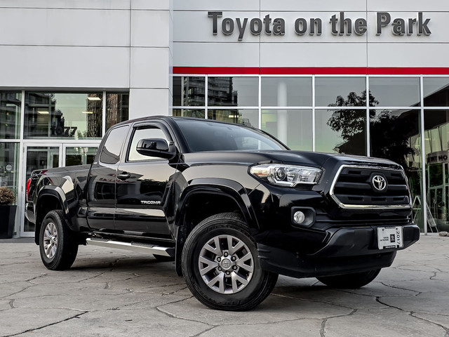2017 Toyota Tacoma 4WD Access Cab V6 Auto SR5 in Cars & Trucks in City of Toronto - Image 2