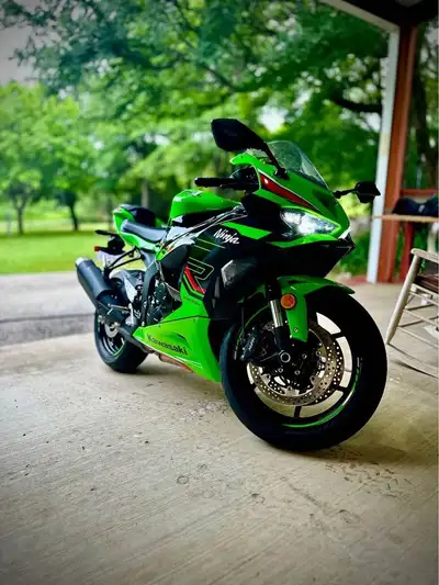 APPLY NOW: https://www.ridecollective.ca/get-pre-approved The 2024 Kawasaki Ninja ZX-6R KRT is a rac...