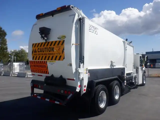 2008 international 7400 Garbage Truck Air Brakes Diesel in Heavy Trucks in Richmond - Image 8