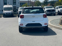 This 2021 Hyundai Venue has a White exterior and Black seats with seating for 5. Equipped with a1.6... (image 4)