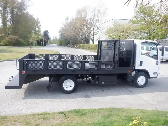 2015 isuzu NPR 12 Foot Flat Deck 3 Seater Diesel in Heavy Trucks in Richmond - Image 6