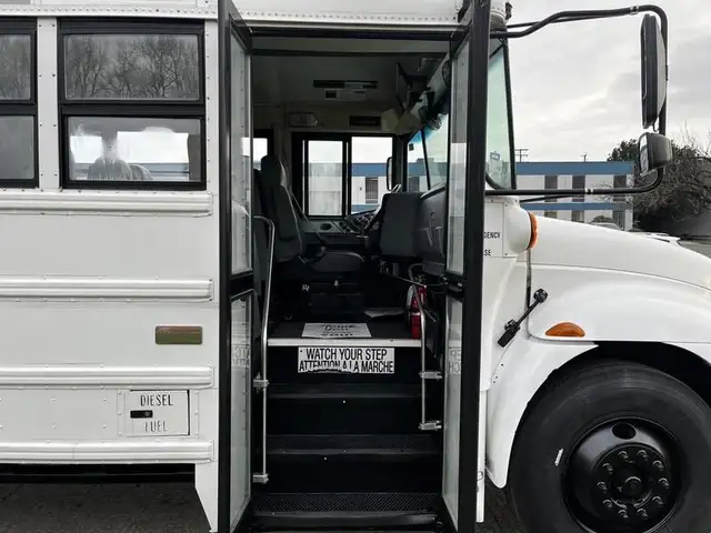 2013 international 4200 21 Passenger Bus Diesel Hydraulic Brakes in Heavy Trucks in Richmond - Image 12