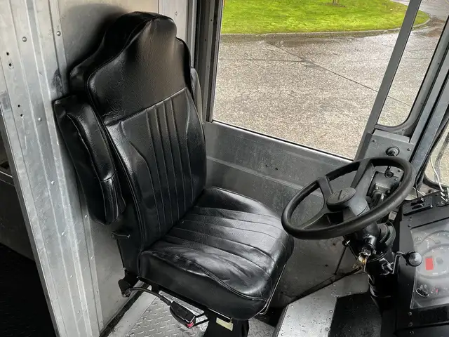 2005 Morgan Olson Workhorse 14 Foot Step Van with Shelving in Heavy Trucks in Delta/Surrey/Langley - Image 51