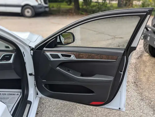 2015 Hyundai Genesis Ultimate dans Autos et camions dans London - Image 25