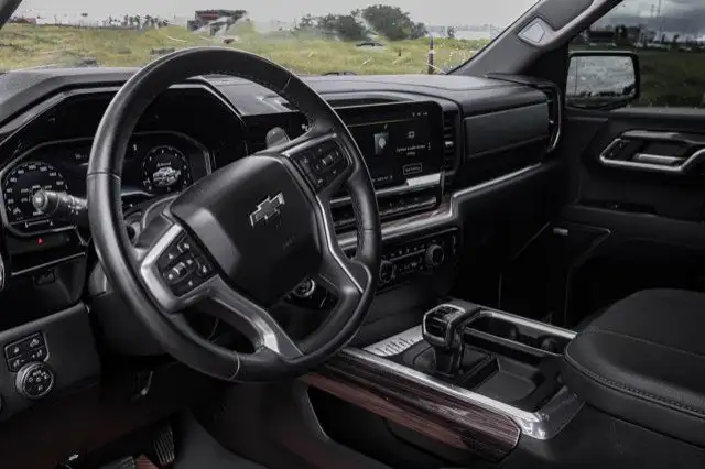 2023 Chevrolet Silverado 1500 RST CREWCAB 4X4 LEATHER dans Autos et camions dans Comté de Strathcona - Image 7