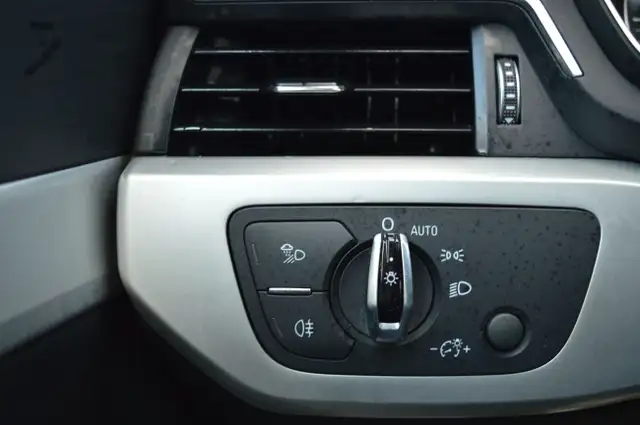 2017 Audi A4 4dr Sdn Auto Komfort quattro in Cars & Trucks in Markham / York Region - Image 26
