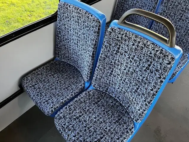 2017 chevrolet Express G4500 22 Passenger with Wheelchair Ramp O in Heavy Trucks in Richmond - Image 23