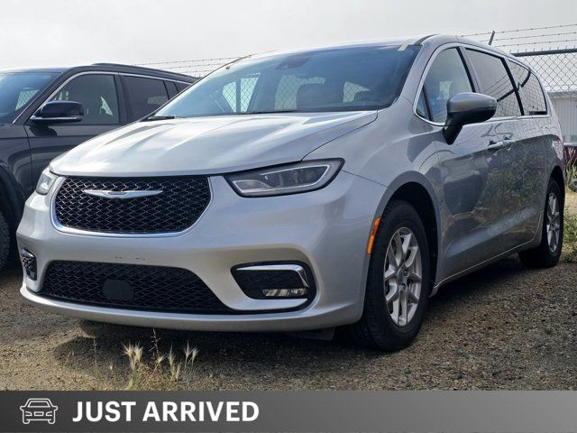 2023 Chrysler Pacifica Touring L in Cars & Trucks in Grande Prairie